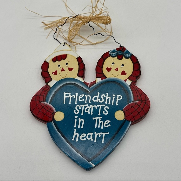VTG Raggedy Ann & Andy Wooden Wall Hanging Sign "Friendship Starts In The Heart" - Picture 1 of 6